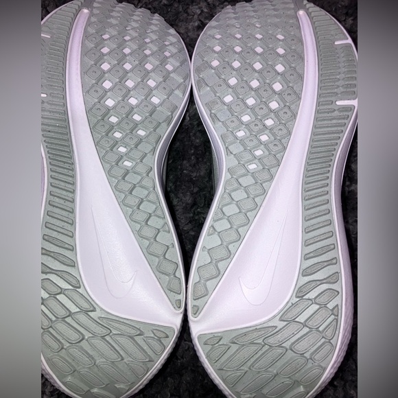 Nike Winflo 10 White and Silver Athletic Shoes - Picture 5 of 5